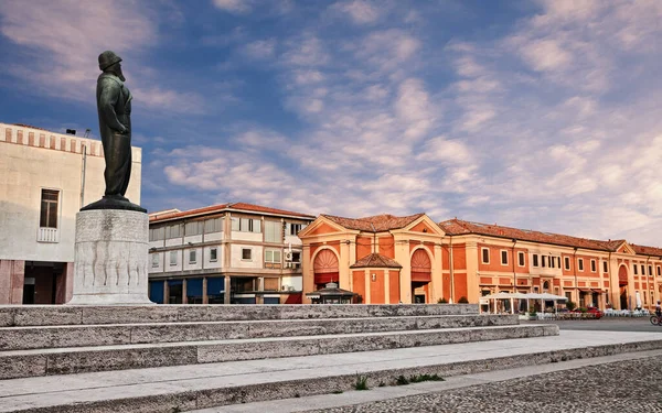 Lugo, Ravenna, Emilia Romagna, İtalya: Birinci Dünya Savaşı 'nın en iyi dövüşçüsü Francesco Baracca' nın heykelinin bulunduğu antik meydan. — Stok fotoğraf