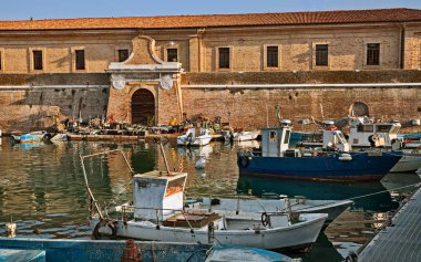 Ancona, Marche, İtalya: Mole Vanvitelliana antik binası ile küçük balıkçı tekneleri için liman manzarası