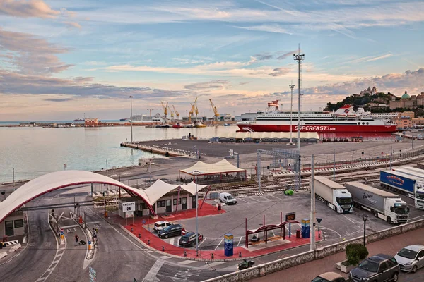 Ancona, Marche, Italy: view of the ferry port facility, on background the shipyard and the cathedral — 스톡 사진