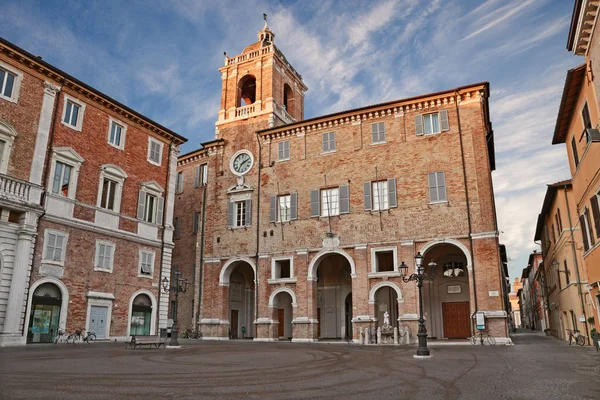 Senigallia, Ancona, Marche, Itálie: náměstí Piazza Roma se starobylou radnicí — Stock fotografie