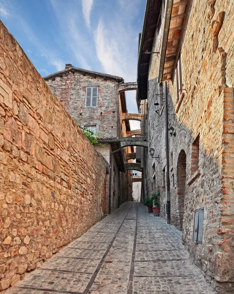 Montefalco, Perugia, Umbria, Italy: ancient narrow alley — стокове фото