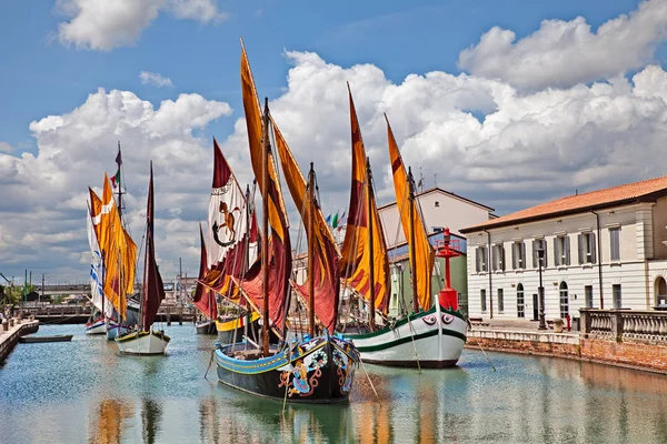 Cesenatico Emilia Romagna Italy 由莱昂纳多 芬奇设计的港口运河 位于亚得里亚海沿岸 上有古代木制帆船 — 图库照片