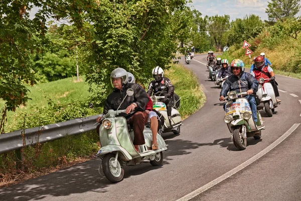 Gruppe Von Motorradfahrern Die Italienische Oldtimer Motorroller Bei Der Rallye — Stockfoto