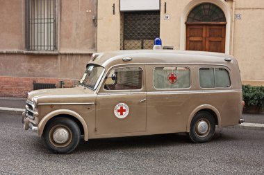 Klasik İtalyan ambulansı Fiat 1100 (1957) 6 Kasım 2011 tarihinde İtalya 'nın Faenza kentinde Fiera di San Rocco festivalinde görüldü.