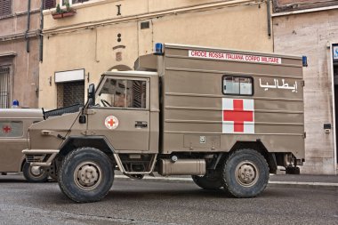 İtalyan askeri ambulansı Iveco Vm 90 Irak gazisi Fiera di San Rocco festivalinde 6 Kasım 2011 'de İtalya' nın Faenza kentinde teşhir edildi.