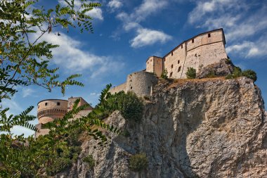 San Leo, Rimini, Emilia-Romagna. İtalya: Okültist Kont Cagliostro 'nun öldüğü ortaçağ kalesi manzarası