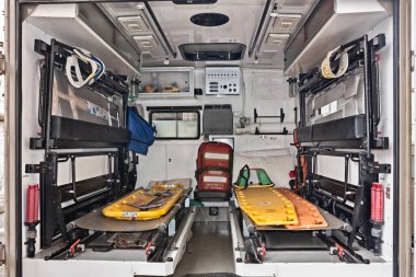 6 Kasım 2011 'de Faenza, Ra, İtalya' da Fiera di San Rocco 'da sedye ve tıbbi gereçlerle donatılmış bir ambulans.