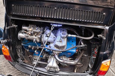 Klasik İtalyan arabası Fiat 500 'ün akort edilmiş motoru Sagra dei sapori d' autunno ziyafeti sırasında klasik araba rallisinde. 9 Kasım 2014 Bagnacavallo, RA, İtalya