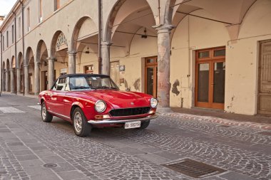 Klasik otomobil rallisinde klasik Fiat 124 Sport Spider, Citta di Meldola, 10 Ekim 2017, Meldola FC, İtalya