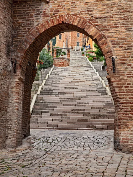 意大利马奇Ancona的Corinaldo 中世纪城镇的入口 有古老的长楼梯和著名的Polenta水井 — 图库照片