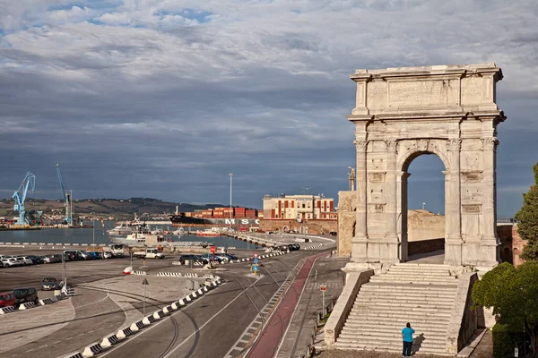 Ancona Marche Włochy Port Miasta Nad Adriatykiem Starożytnym Rzymskim Łukiem — Zdjęcie stockowe