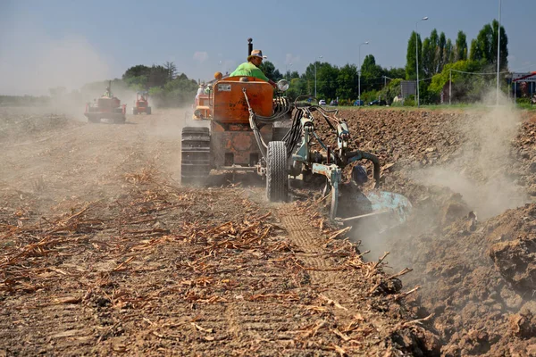 Agricultor Arar Campo Com Velho Trator Sobre Esteiras Arado Durante — Fotografia de Stock