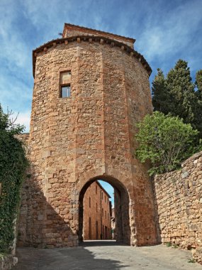 San Quirico d 'Orcia, Siena, Toskana, İtalya: antik kentin girişindeki ortaçağ şehir kapısı Porta dei Cappuccini