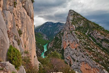 La Palud-sur-Verdon, Provence, Fransa: Verdon Vadisi manzarası, pitoresk doğa parkındaki derin ve etkileyici bir nehir kanyonu