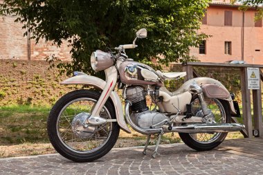 Klasik Alman motosikleti NSU Max 50 'lerin 300' ü klasik araba ve motosiklet rallisi 33. Raduno moto e auto d 'epoca Bagnara di Romagna, RA, İtalya - 29 Temmuz 2018