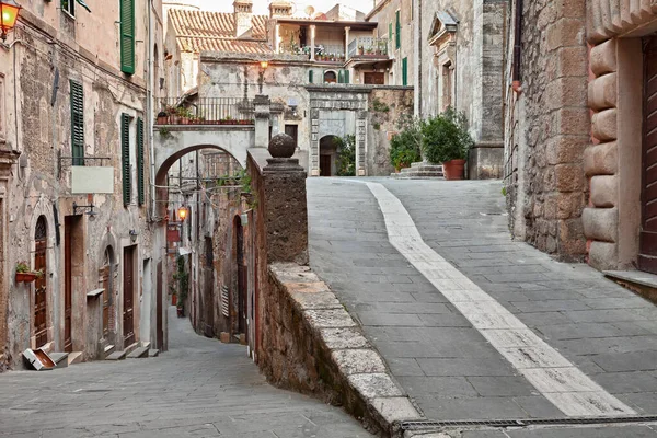 ソラーノ グロッセート トスカーナ イタリア トスカーナ中世の村の狭い路地 古代の家や教会と絵のようなコーナー — ストック写真