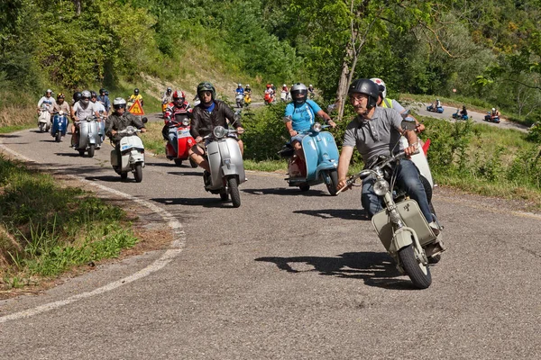 Skupina Cyklistů Vinobraní Italských Skútrů Lambretta Vespa Kopcích Během Skútru — Stock fotografie