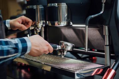 Barmen flama kahve yapmak için bir kahve makinesi için değiştirir. Hazırlık ve hizmet kavramı, yakın çekim.