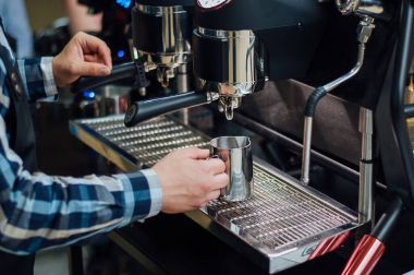 Barmen yakınındaki bir kahve makinesi kahve hazırlar. Hazırlık ve hizmet kavramı, yakın çekim