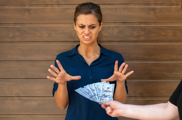 Girl will not receive the money, bribe and corruption concept — Stock Photo, Image