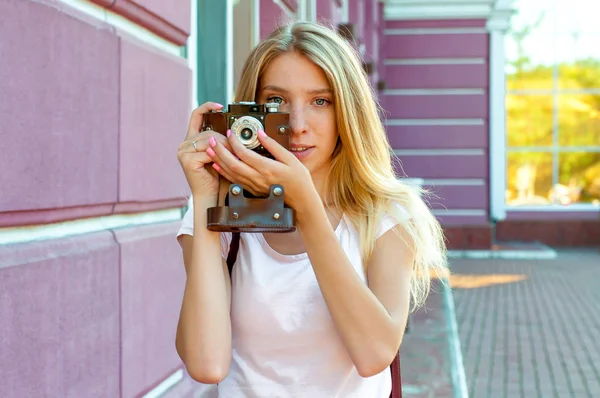 Portré egy lány fotós fehér hajjal. A tinédzser tartja a kamerát, a keze és a mosoly. — Stock Fotó