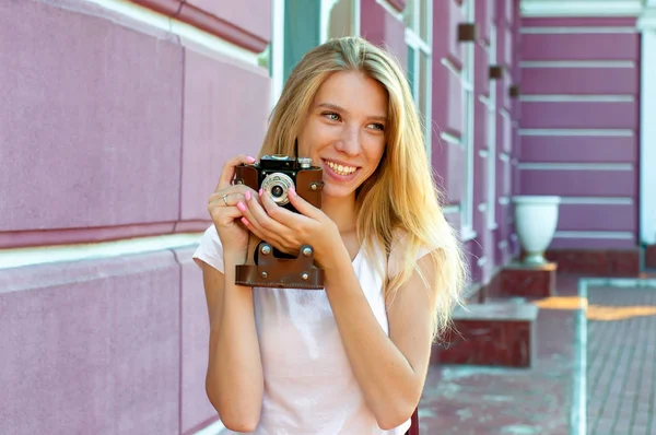 Retrato de una fotógrafa de pelo blanco. El adolescente sostiene la cámara en sus manos y sonríe . — Foto de Stock