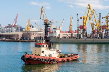 Odessa'daki Karadeniz kargo gemisiyle. Tekne ulaşım için sabitlemek için. 24-08-2017