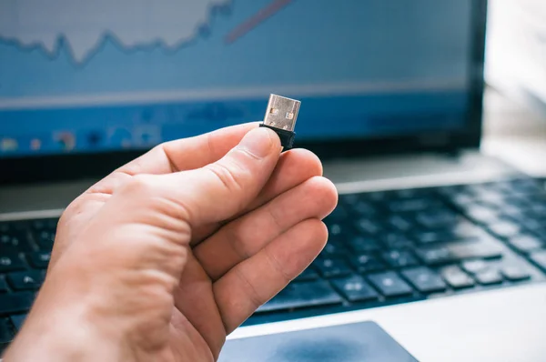 Fotograaf Houdt Usb Adapter Met Achtergrond Van Een Computer Kantoor — Stockfoto