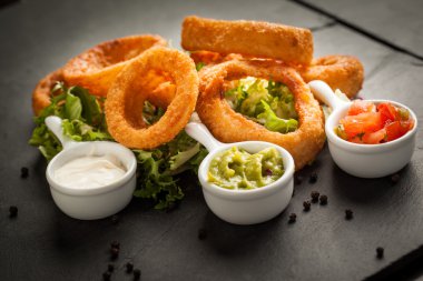 Tex mex kızarmış calamares ve salsa