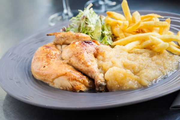 벨기에 요리 닭고기와 애플 소스 로열티 프리 스톡 이미지
