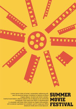 Film şeritleri ve film makarasından yapılmış lav kırmızısı güneş, yaz film festivali için minimalist poster tasarımı şablonu. Sinema olay broşürü veya davetiye kartı vektör çizimi.