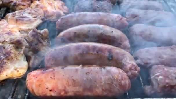 Італійський ковбаски гриль над вогнем — стокове відео