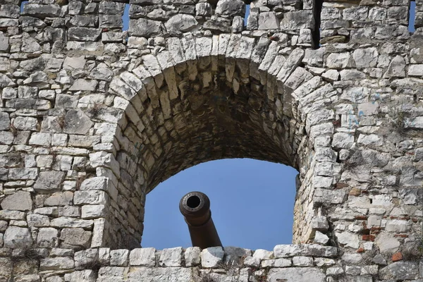 Gjirokastra zamek, Unesco witrynie, Albania, armaty Zobacz — Zdjęcie stockowe