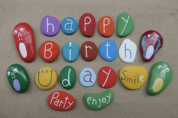 Feliz Cumpleaños Con Una Sonrisa Piedras Multicolores Sobre Arena Playa —  Fotos de Stock