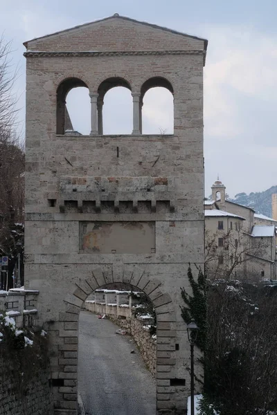 ポルタ Tufilla アスコリピチェーノ マルケ州 イタリアの中世都市ゲートの — ストック写真