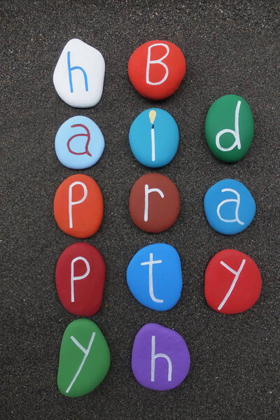 С днем рождения композиция с разноцветными вертикальными камнями над черным вулканическим песком
