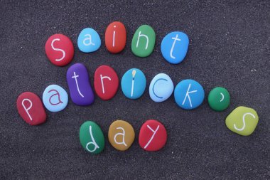 Aziz Patrick günü volkanik kum üzerinde çok renkli taşlarla