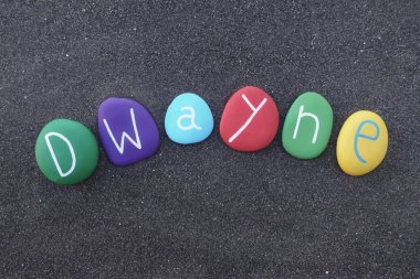 Dwayne, çok renkli taşların üzerinde siyah volkanik kum ile erkeksi adı