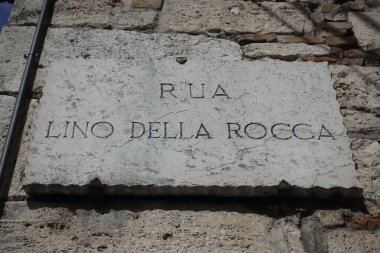 Rua Lino Della Rocca, travertin işareti, Ascoli Piceno, İtalya