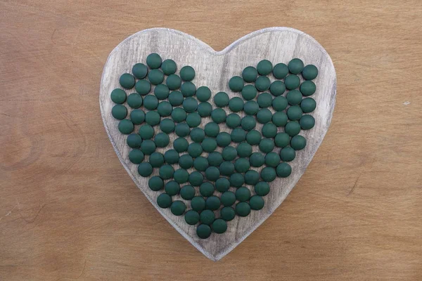 Amor Spirulina Composição Artística Conceitual Com Coração Madeira Muitas Pílulas — Fotografia de Stock