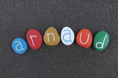 Arnaud, renkli taşların üzerinde siyah volkanik kum ile Fransız erkeksi adı