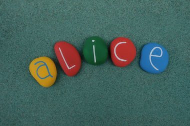 Alice, çok renkli taşların üzerinde yeşil kum ile kadınsı verilen ad