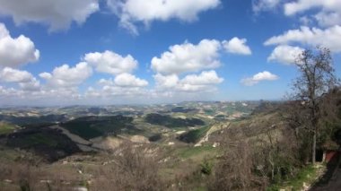 Bahar bulutlar üzerinde Ripatransone, Piceno İlçesi, İtalya dan tepelik bir manzara