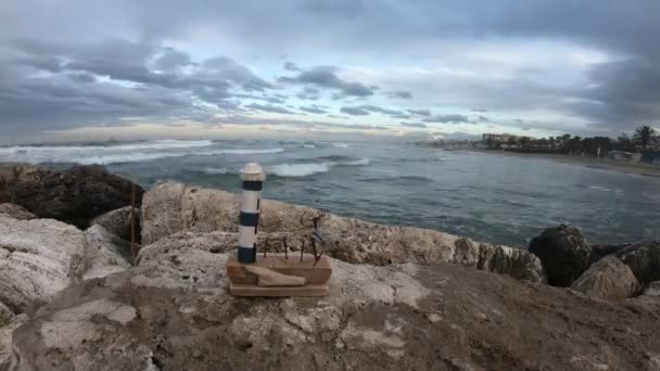 岩石和地中海上的木制灯塔 Timelapse — 图库视频影像