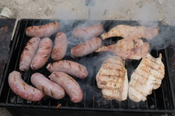 Italiaanse Barbecue Met Worstjes Kipfilet Kippendijen — Stockfoto