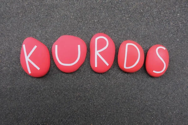 Kurdové Název Etnické Skupiny Skládající Červených Kamenných Písmen Nad Černým — Stock fotografie