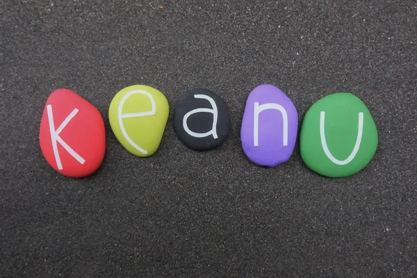 Keanu Nome Próprio Masculino Composto Por Pedras Multicoloridas Sobre Areia — Fotografia de Stock