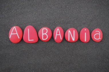 Arnavutluk, doğu Avrupa ülkesinin volkanik kumun üzerine kırmızı renkli ve oyulmuş taşlar kazınmış yaratıcı logo metni