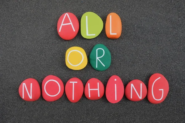 Ya hep ya hiç, motivasyon cümlesi siyah volkanik kumların üzerine çok renkli taş harflerle yazılıyor.