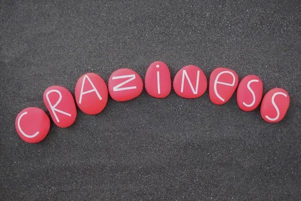 Palabra Locura Compuesta Con Letras Piedra Roja Tallada Sobre Arena — Foto de Stock